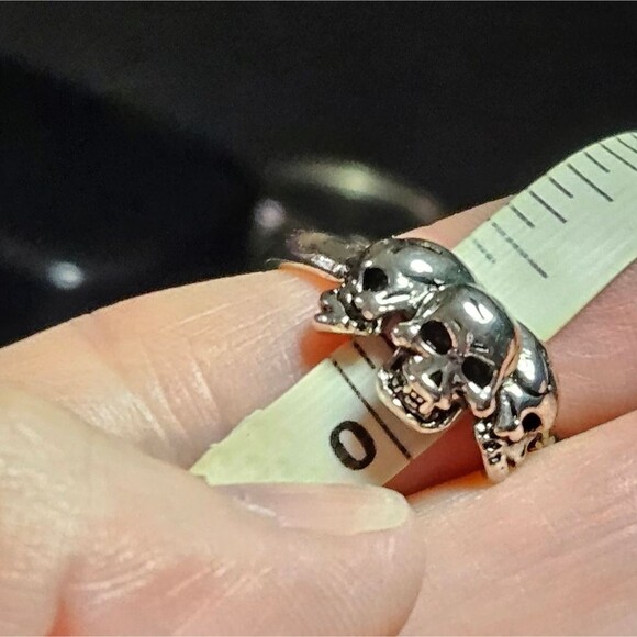 *Sale* 18KRGP three skulls ring - Picture 10 of 11